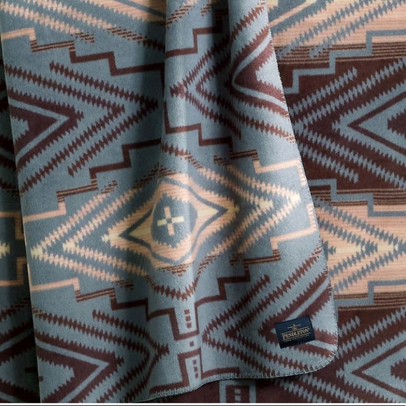 Pendleton Reversible Jacquard Classic Throw, Sunset Cross Balsam - Picture 2 of 15